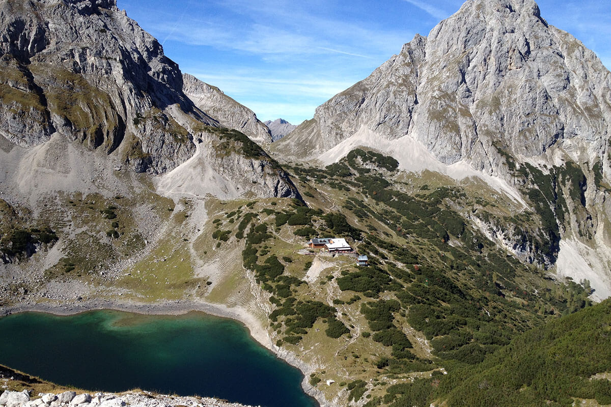 Die Coburger Hütte – mit Blick auf die Zugspitze. Malerisch über dem Drachensee liegt die Coburger Hütte auf 1.920 Metern.