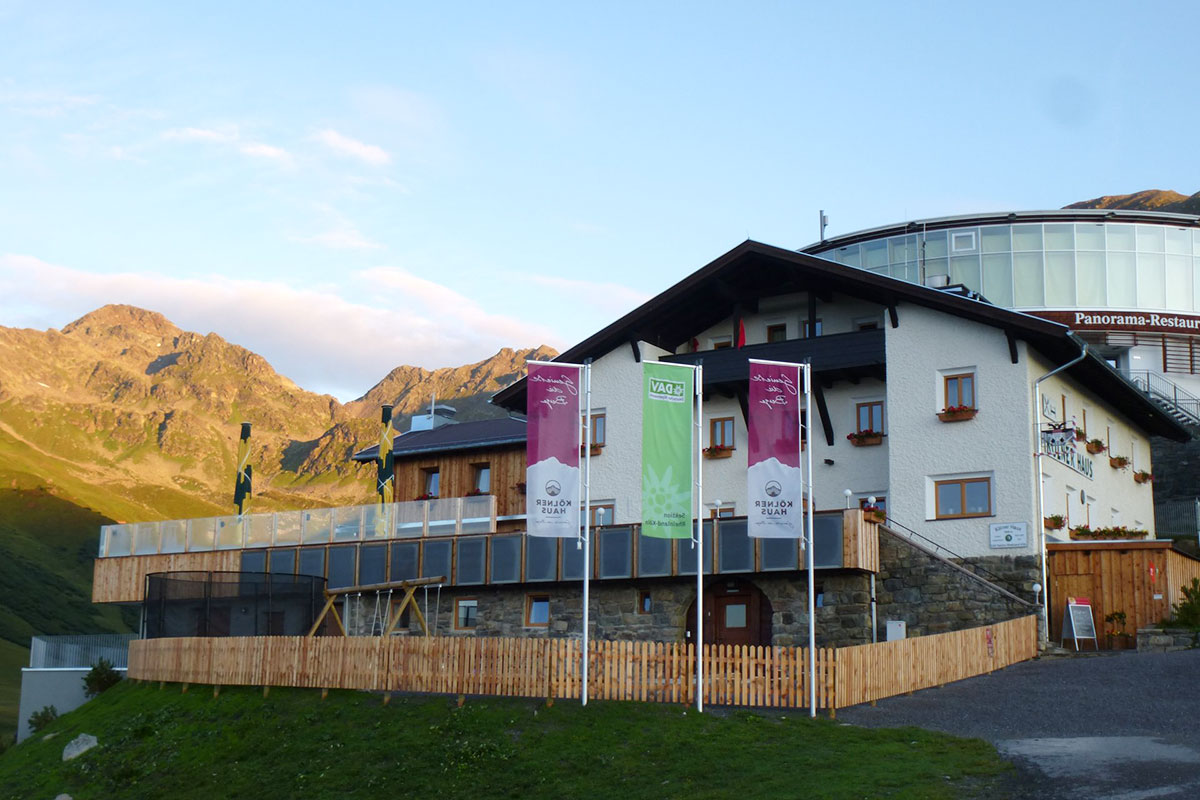 Das Kölner Haus – Halver Hahn und Rosenmontag oberhalb von Serfaus. Das Kölner Haus liegt auf 1.965 Meter an der Bergstation der Serfauser Komperdellbahn.