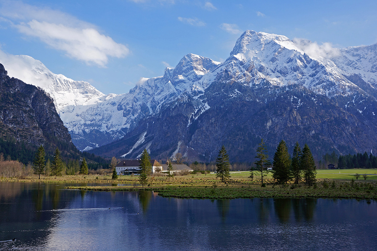 Bergsteigerdörfer ohne Grenzen. Panoramablick: Der Almsee beim Bergsteigerdorf Grünau im Almtal