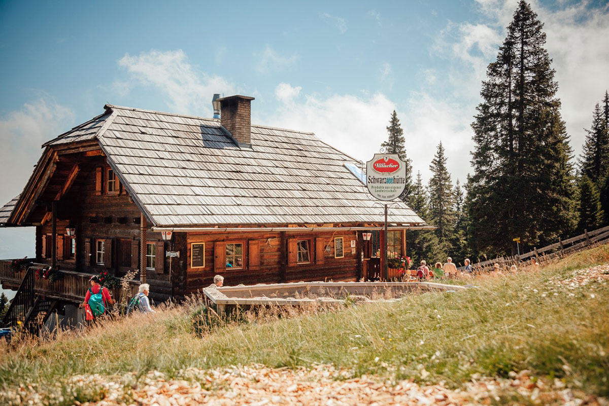 Villach, Faaker See, Ossiacher See – Von Brettjause bis Alpenzushi. Schwarzseehütte Villach: Nach einer schönen Wanderung auf der Alm schmeckt es am besten. Mit besten Zutaten, prächtigen Aussichten und Hüttenwirten aus Überzeugung