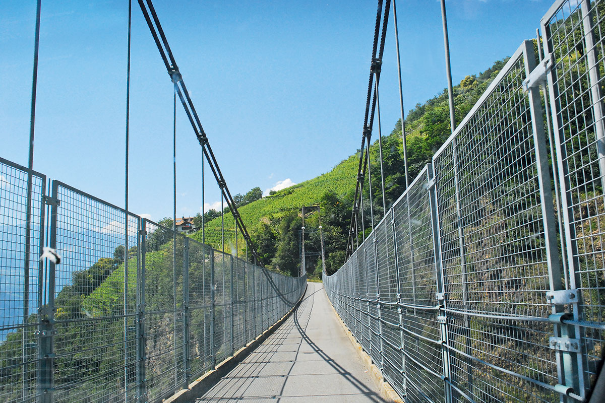 Cantina Terlan – Genossen, schafft. EXTREME STEILLAGEN: Mit einer Hängebrücke werden stundenlange Umwege für die Weinbauern vermieden. Hier reift ein Teil der Terlan-Reben