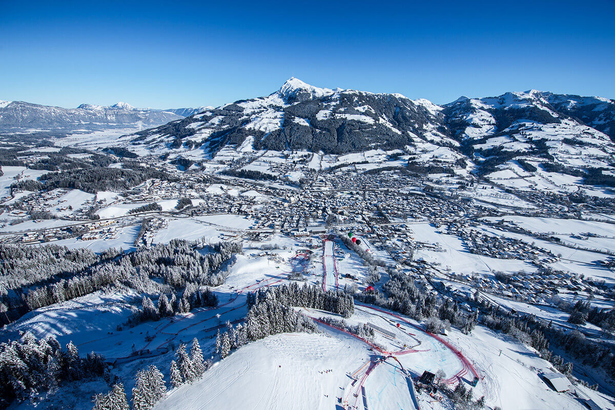 Die fünf außergewöhnlichsten Pisten in Tirol. Außerhalb der Weltcup-Zeit können auch Normalskifahrer die Streif fahren - allerdings ist sie dann etwas entschärft.