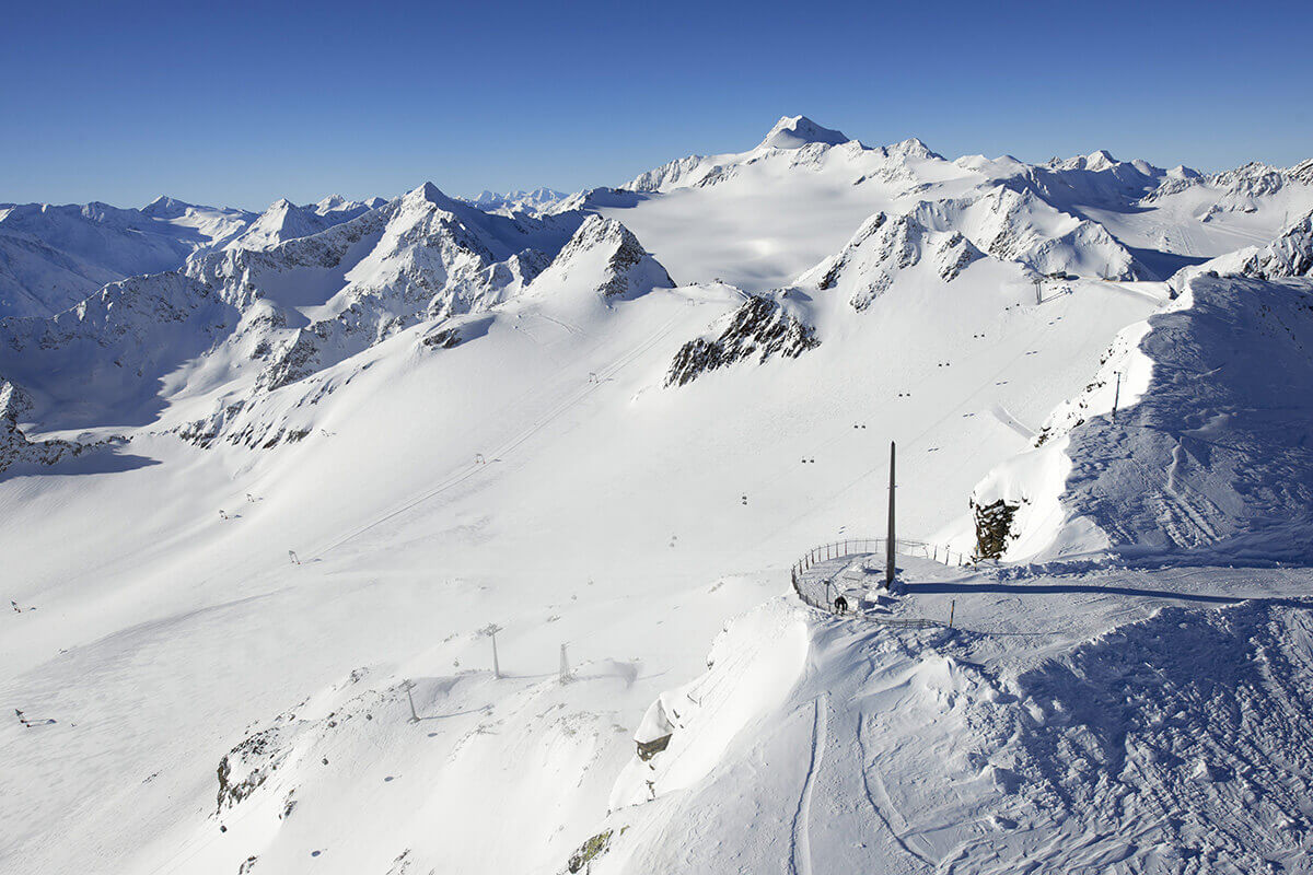 Die fünf außergewöhnlichsten Pisten in Tirol. Die längste Abfahrt Tirols befindet sich in Sölden: 15 Kilometer geht es von der Schwarzen Schneid bis hinunter ins Tal.