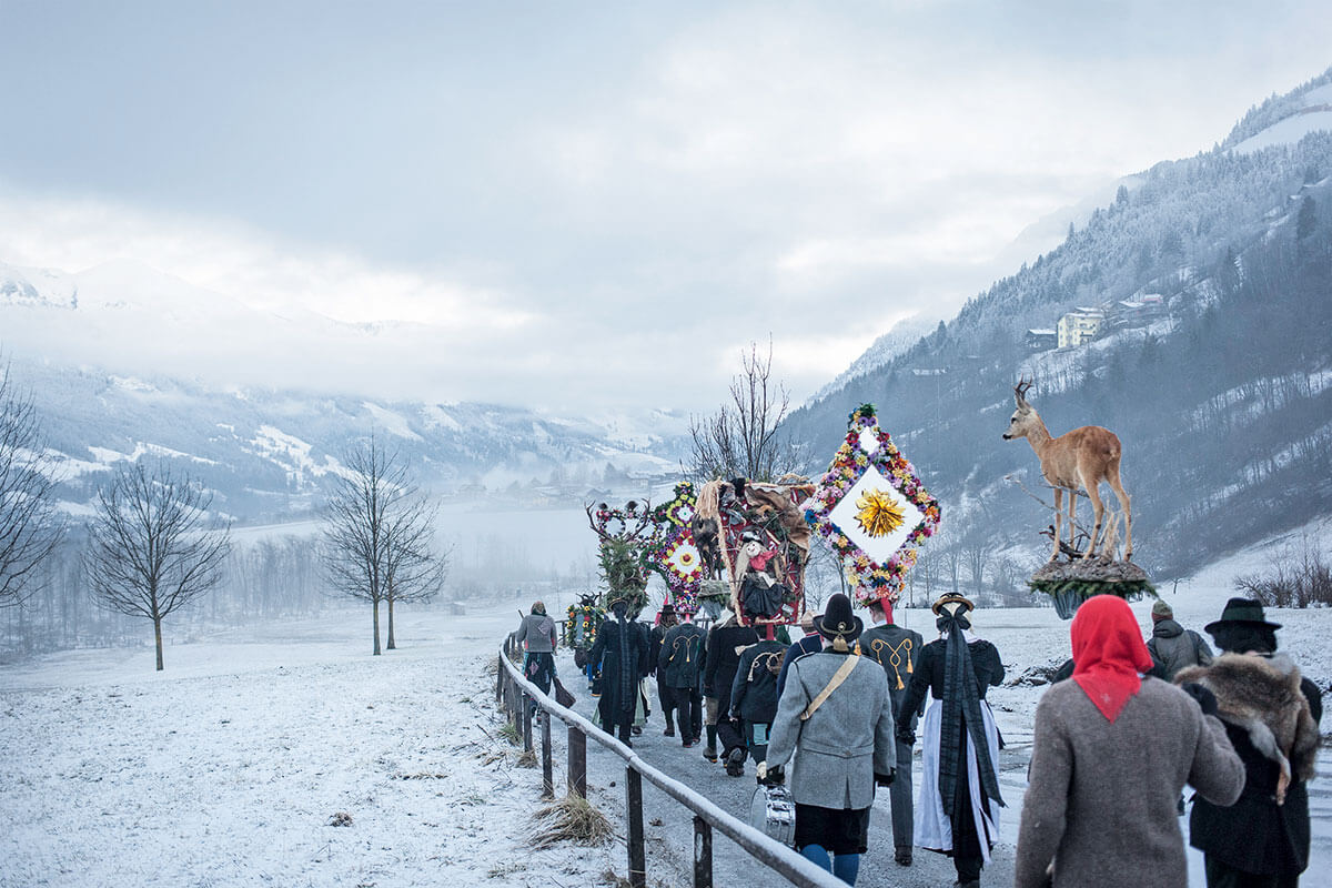 Die Dämonen-Vertreiber. In Gastein hat sich der Perchtenkult am ursprünglichsten erhalten. Es wirken rund 140 Personen mit, davon etwa 20 Kappen-Träger. Die Perchtenläufer bewältigen pro Tag eine Gehzeit von zirka neun Stunden und eine Strecke von jeweils 14 bis 16 Kilometern. Der Hauptmann (M.) teilt unter anderem die Wegroute ein, vergibt die Positionen an die jeweiligen Perchtenläufer und organisiert Jausen- und Essensplätze. Der prächtige Umzug wurde 2011 in die UNESCO Liste für immaterielles Kulturerbe aufgenommen