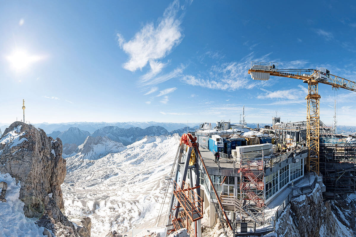 Seilbahn Zugspitze. Seilbahn Zugspitze. GANZ OBEN: Die Baustelle auf der Zugspitze im Überblick, von Gipfelkreuz (l.) über die Materialseilbahn bis hin zum Kran und der neuen Bergstation