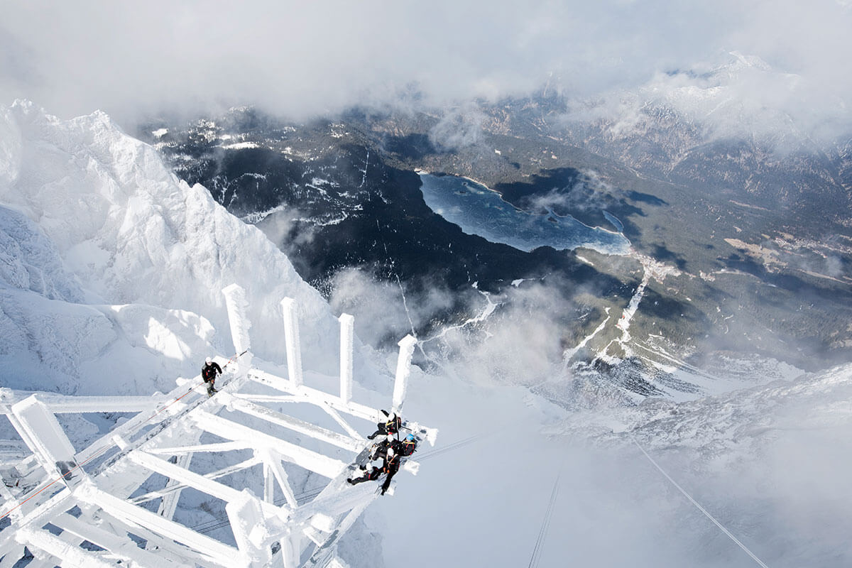 Seilbahn Zugspitze – Drahtseilakt. EXTREMARBEIT: Eisig, stürmisch, und das ganze in fast 3000 Metern Höhe – der Bahnbau ist für alle eine Herausforderung!