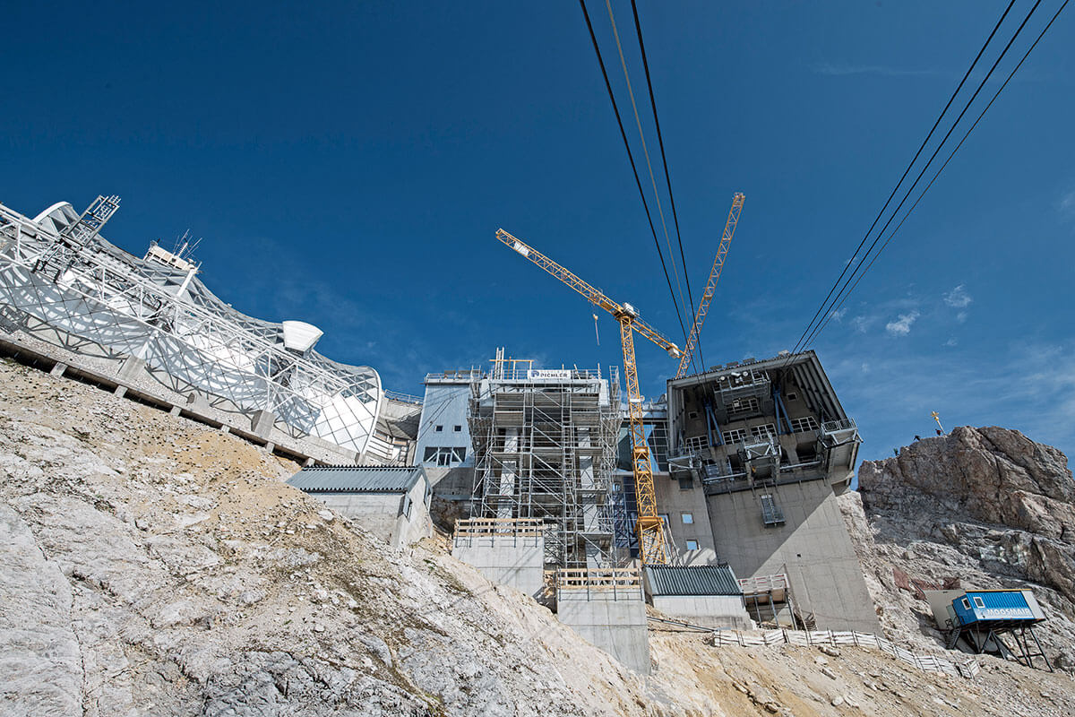 Seilbahn Zugspitze – Drahtseilakt. KUSCHELIG IST ANDERS: Die Baustelle ist die meiste Zeit in Schnee und Eis