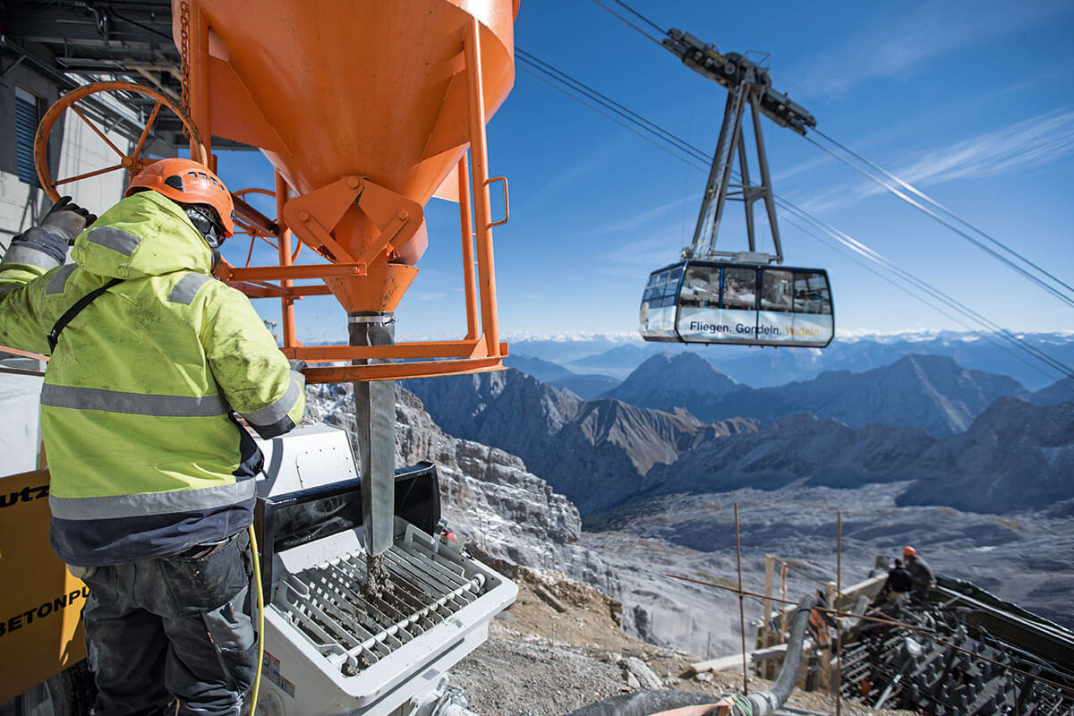 Seilbahn Zugspitze – Drahtseilakt. FUNDIERTE SACHE: Die Fundamente nach Süden werden betoniert, um die neue Seilbahn zur gegenüberliegenden Seite hin abzuspannen. Im Hintergrund die Gletscherbahn aufs Zugspitzplatt