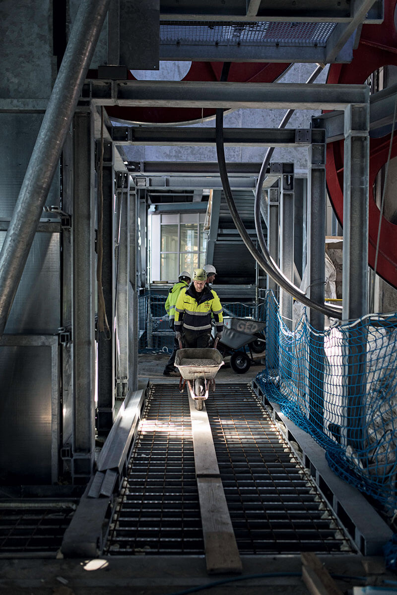 Seilbahn Zugspitze – Drahtseilakt. FRISCH GELIEFERT: Materialseilbahn, Kran, und dann per Schubkarre – die lange Reise des Baubetons