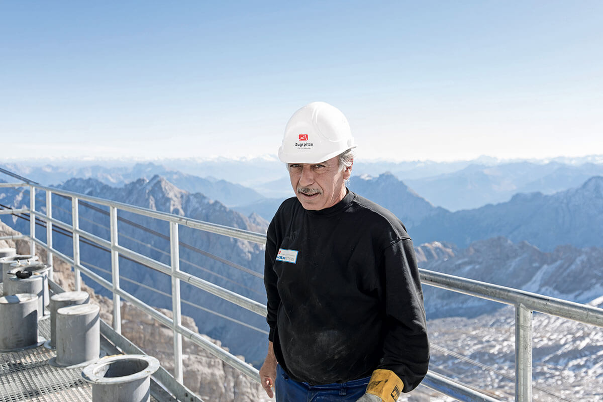 Seilbahn Zugspitze – Drahtseilakt. LUFTIGE SACHE: Für die Aussicht von Watzmann bis Bernina bleibt den Bauarbeitern auf der Zugspitze keine Zeit