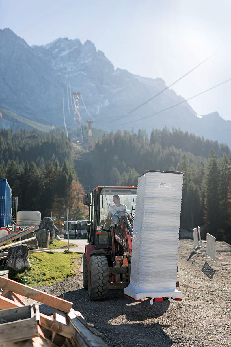 Seilbahn Zugspitze – Drahtseilakt. STAPELWEISE MATERIAL Das Lager an der Baustelle der neuen Talstation