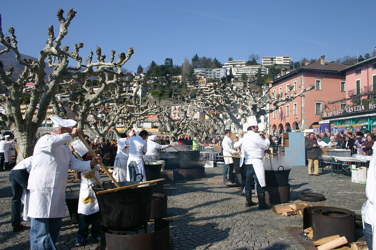 Narren im Doppelpack – der Lago Maggiore feiert den Karneval gleich zweimal. Das ganze – unterschiedliche Kirchenriten machen es möglich – zweifach, zwischen dem 8. Und 18. Februar