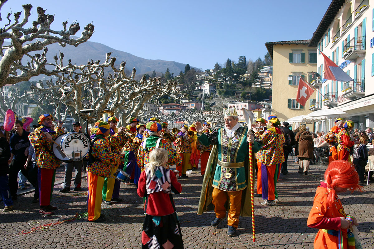 Narren im Doppelpack – der Lago Maggiore feiert den Karneval gleich zweimal. Am Lago Maggiore wird kräftig Karneval gefeiert, ebenso in den angrenzenden Ossola-Tälern und am Lago d'Orta