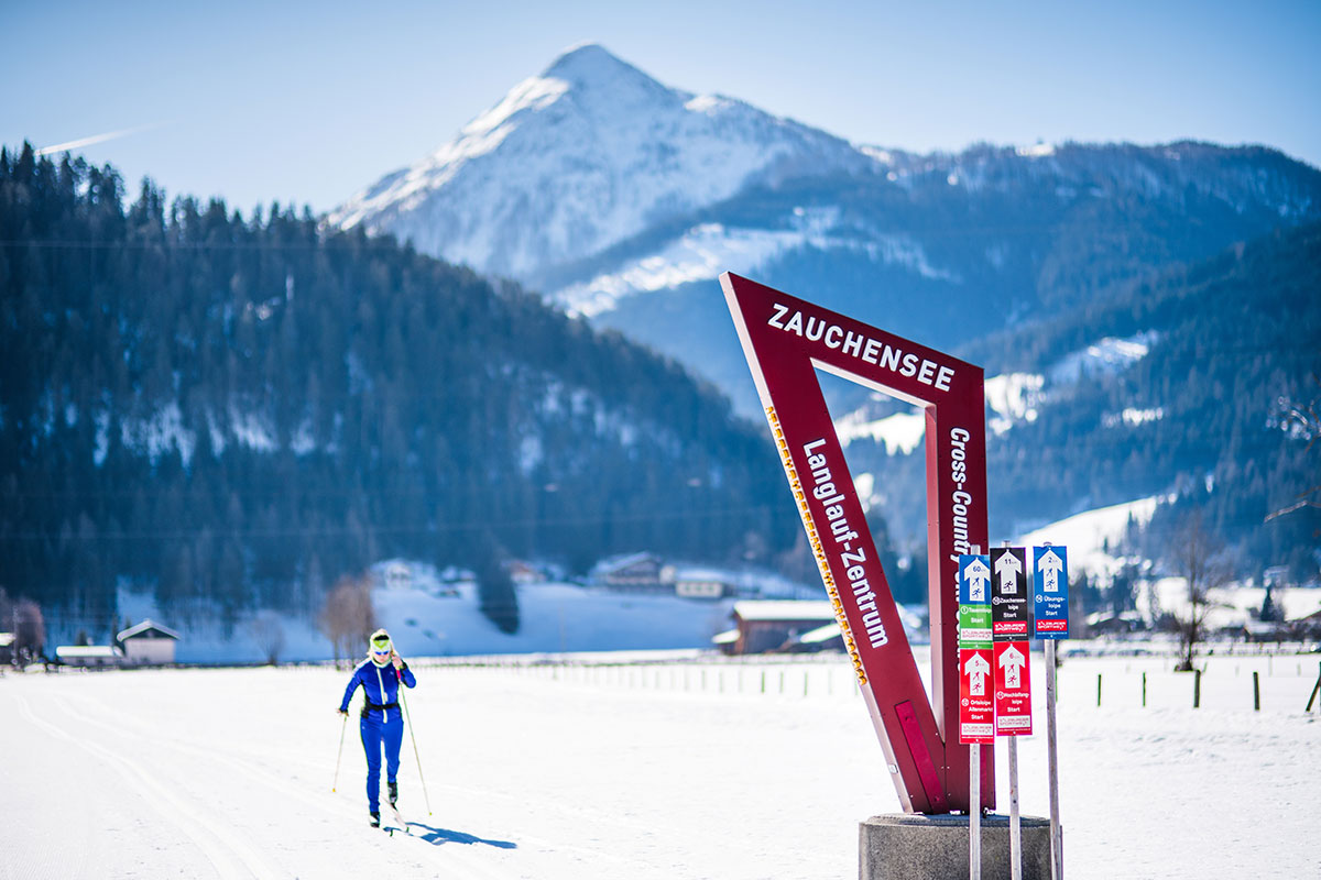 Langlaufen – Gratistipps vom „Flying Coach“ auf der Loipe in Altenmarkt-Zauchensee. Startpunkt fürs Training mit dem „Flying Coach“ ist am Rosnerfeld in Altenmarkt. Im Hintergrund erhebt sich der Hausberg Lackenkogel