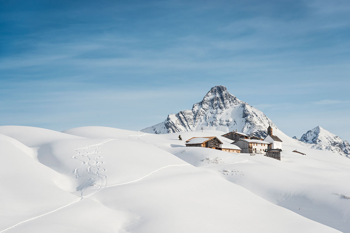 Pfarrer-Müller-Tour – Mit Schwung durch die Skigeschichte. Ein grandioses Skierlebnis, wie es Speicherteiche, Schneekanonen und Pistenwalzen niemals bieten können. Beliebt ist die Abfahrt des einstigen Seelsorgers vor allem wegen des Pulverschnees und der atemberaubenden Aussicht auf die umliegenden Berge. Der Weg führt auch an einer uralten Walsersiedlung vorbei
