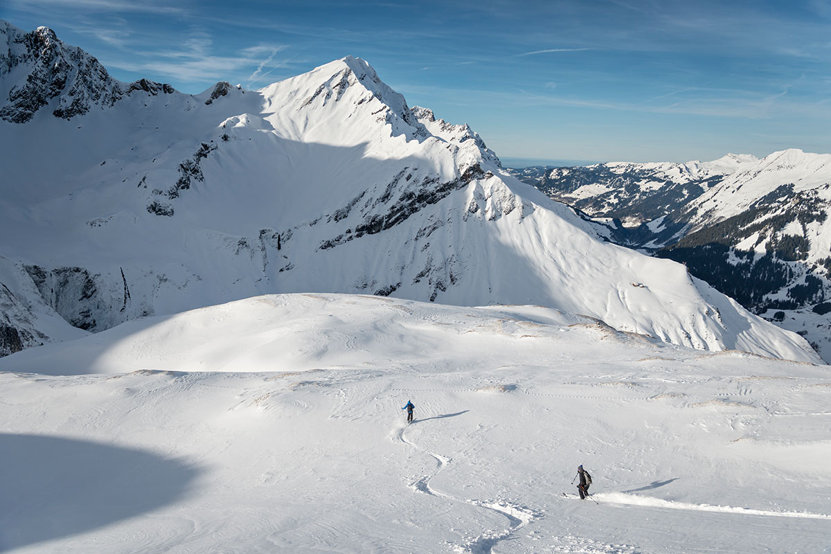 Pfarrer-Müller-Tour – Mit Schwung durch die Skigeschichte. Ein grandioses Skierlebnis, wie es Speicherteiche, Schneekanonen und Pistenwalzen niemals bieten können. Tiefschnee-Spaß Wer sich auf die „Pfarrer-Müller-Tour“ in Warth begibt, muss einen ganzen Tag einplanen. Belohnt werden die Mühen – unter anderem bei den Aufstiegen – mit sensationellen, unberührten Abfahrten