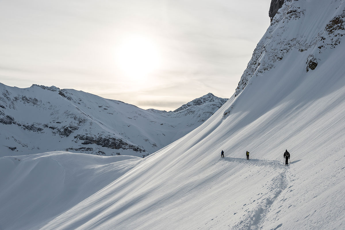 Pfarrer-Müller-Tour – Mit Schwung durch die Skigeschichte. Ein grandioses Skierlebnis, wie es Speicherteiche, Schneekanonen und Pistenwalzen niemals bieten können. So verlockend der Schnee und das Panorama auch sind, die Lawinengefahr jenseits der präparierten Pisten darf nicht unterschätzt werden. Die örtlichen Skiführer kennen die riskanten Stellen