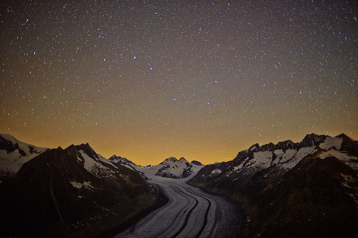 Schneeschuh-Sagenwanderung – Wer hat Angst vor den armen Seelen? Aletsch Arena. Aletschgletscher bei Nacht mit Sternenhimmel