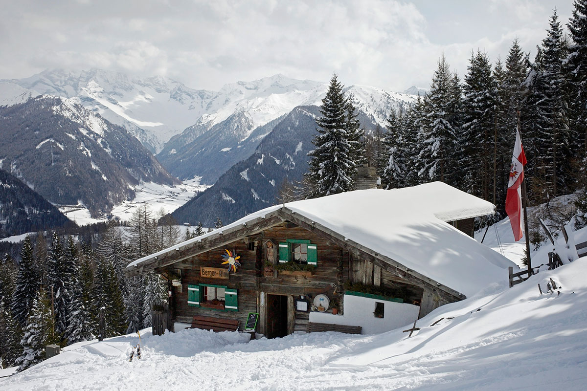 Winterwandern – Wo der Hüttenwirt wartet. Bergeralm im Wipptal. Winterurlaub in Tirol ist unmittelbar mit schönen Bergerlebnissen in der verschneiten Naturlandschaft verbunden. Ausgewählte Tiroler Regionen haben sich auf das sanfte Erlebnis in der idyllischen Winterlandschaft spezialisiert