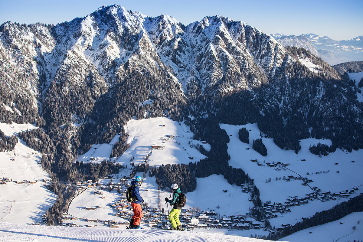 Skifahren für Wiedereinsteiger – Hauptsache, der Spass kehrt zurück. Blick auf das Dorf Alpbach vom Skigebiet aus.