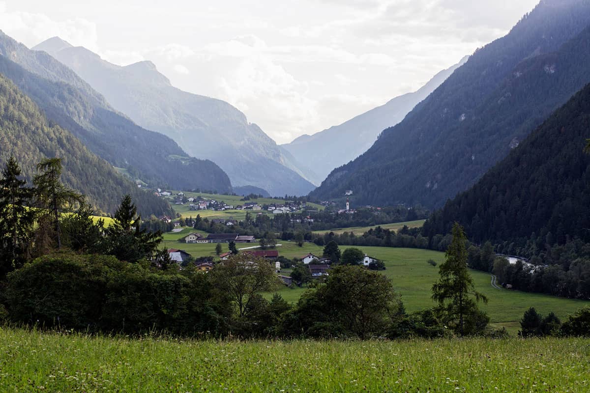 Vier Tirolerinnen und ihre Lieblingsplätze in der Heimat. Die Wurzeln und Kräuter sammelt Maaß einfach auf den Almwieder hinter ihrem Haus in Ried im Oberinntal