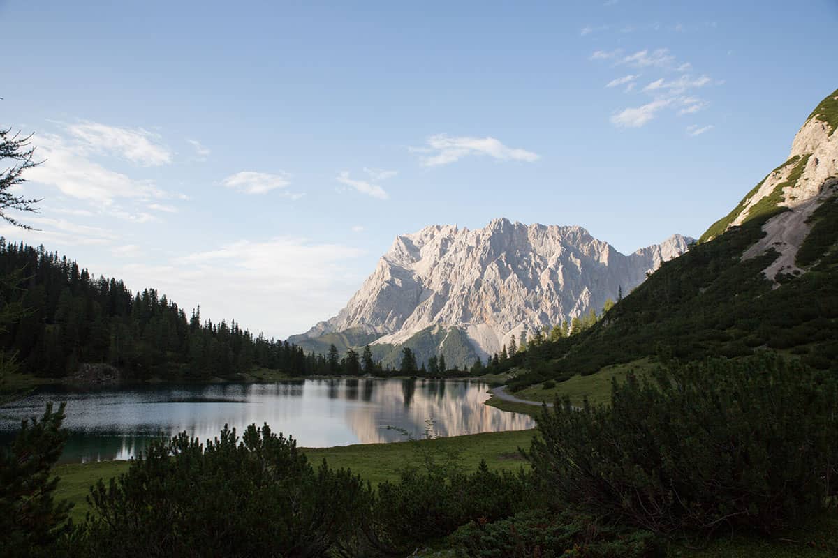 Vier Tirolerinnen und ihre Lieblingsplätze in der Heimat. Hier kann die Bergretterin gut entspannen: am Seebensee mit Blick auf den Wetterstein