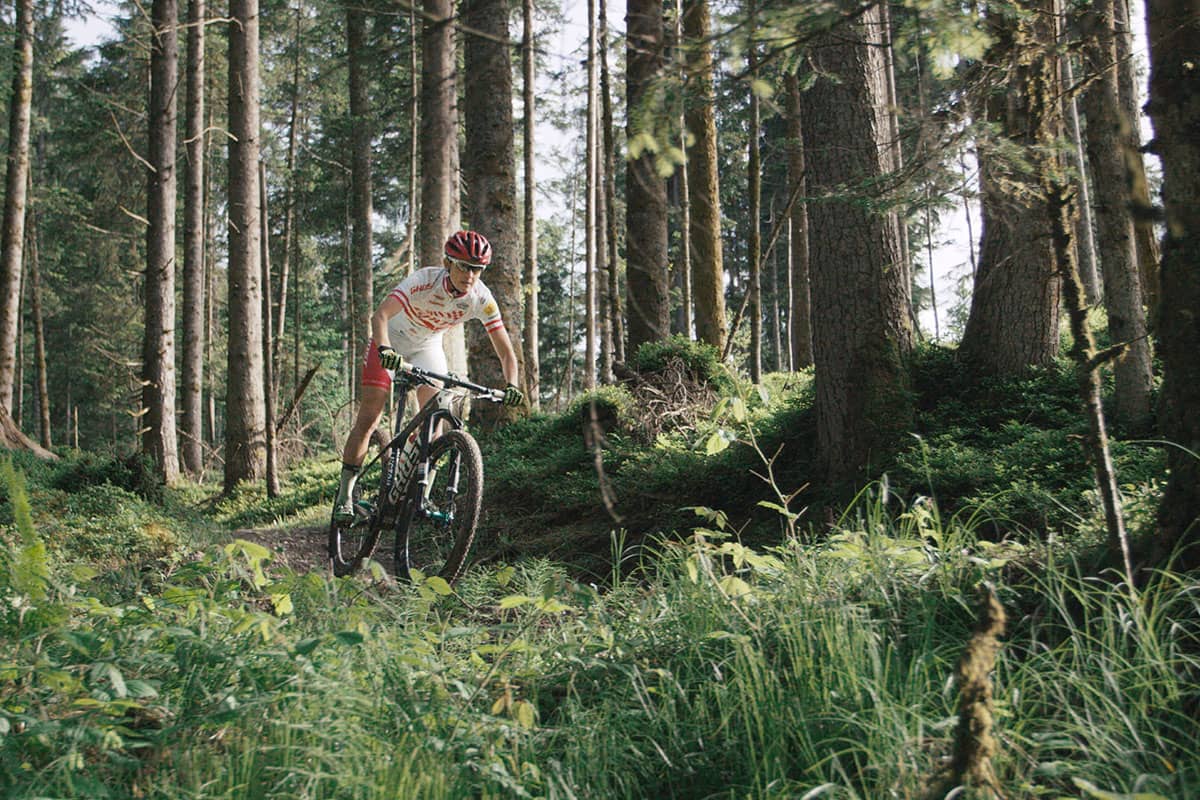 Fünf Tiroler Aktive, die ohne Bewegung in der Natur nicht leben können. Lisi Osl ist am liebsten auf ihrem Bike unterwegs - in den Bergen. Die Profi-Mountainbikerin kommt aus Kirchberg in der Nähe von Kitzbühel.