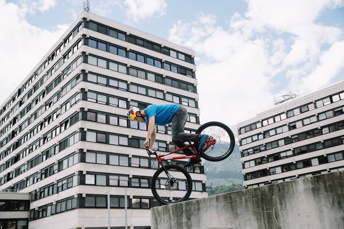 Fünf Tiroler Aktive, die ohne Bewegung in der Natur nicht leben können. Tom Öhler ist Profi im Trialbiken - er springt mit dem Bike über Hindernisse und Abgründe.