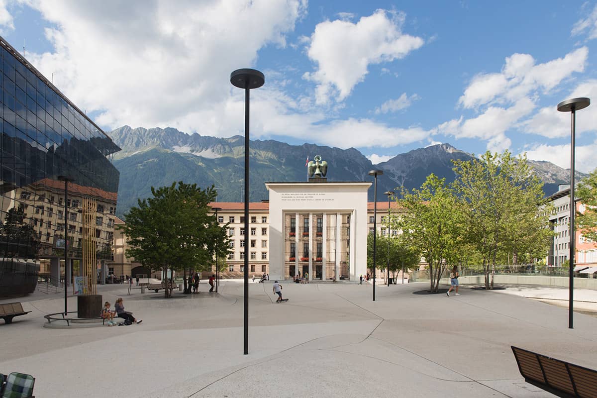 Fünf Tiroler Aktive, die ohne Bewegung in der Natur nicht leben können. In Innsbruck am Landhausplatz kann sich auch ein Trialbiker ganz gut vergnügen und trifft dort auf gleichgesinnte Skater und BMX-Fahrer.