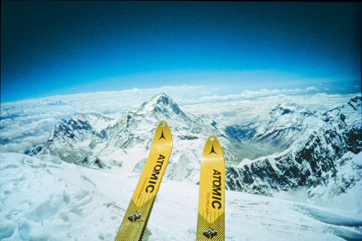 Jetzt geht’s los! Die Latten zeigen schon Richtung Tal, wenige Sekunden später wird Kammerlander das machen, was sich noch kein Mensch vor ihm traute: Kammerlander fährt 1996 mit den Skiern vom Mount Everest ­– dem höchsten Berg der Welt – ab