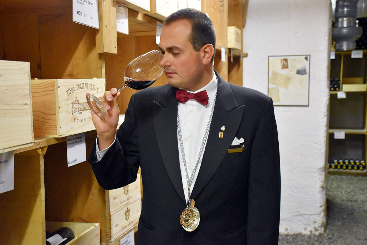 Öffnet manchmal eine Flasche Weißwein für 8300 Franken: Luca Romei, Chefsommelier hat eine gute Nase für edle Tropfen