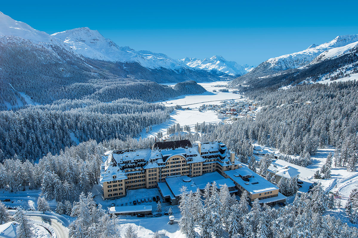 Suvretta House – Grandezza mit Bauchgefühl. Das stilvolle Grandhotel Suvretta House wurde 1911 vom Schweizer Hotelpionier Anton Bon erbaut und ist bis zum heutigen Tag im Besitz der Familie Candrian-Bon. Es befindet sich an einzigartiger und ruhiger Lage, am legendären Suvretta-Hang von St. Moritz.