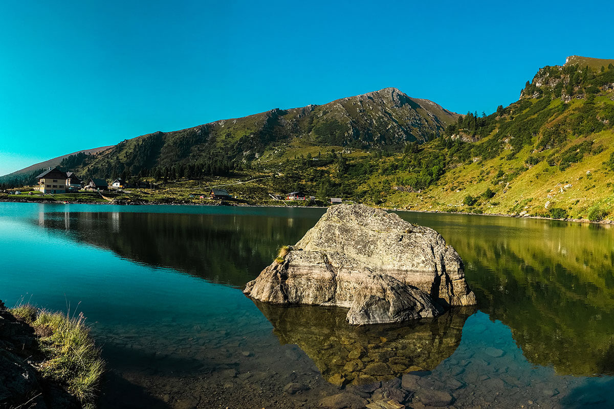 Ein wunderschöner Sonnenaufgang in den Nockbergen. Nockberge Osttirol Falkertsee