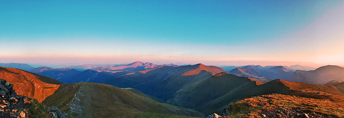 Ein wunderschöner Sonnenaufgang in den Nockbergen. Nockberge Osttirol Falkert. Sonnenaufgang