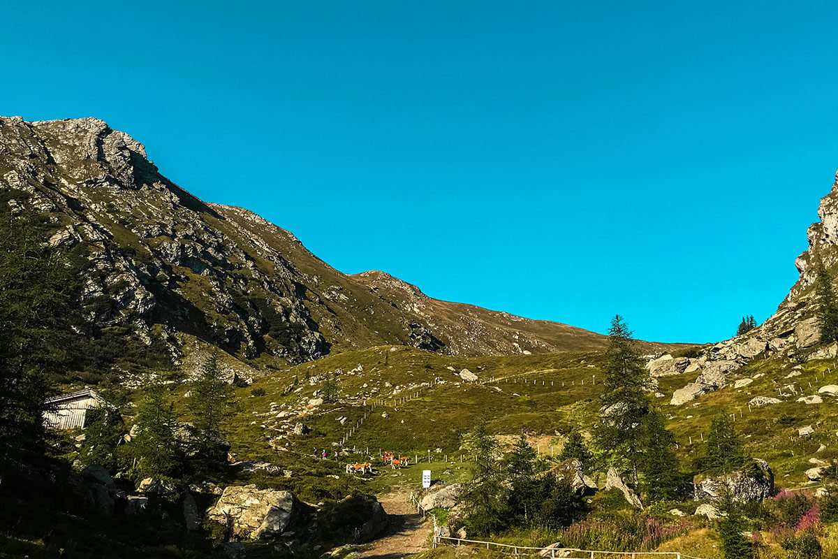 Ein wunderschöner Sonnenaufgang in den Nockbergen. Nockberge Osttirol Falkert. Sonntagstal