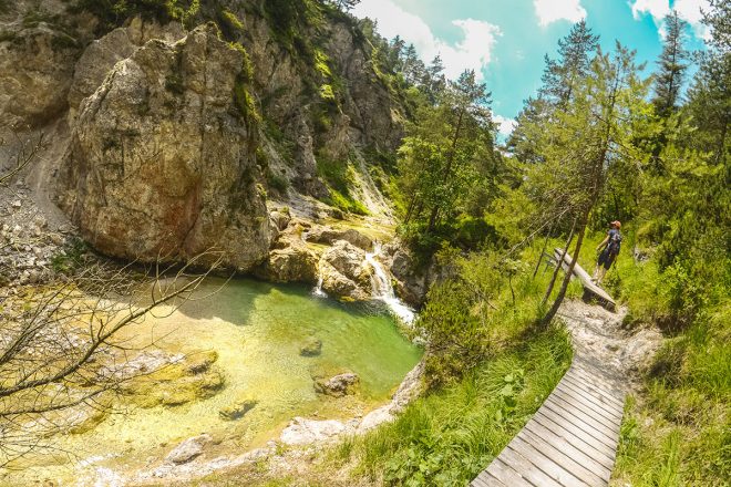 Plantsch! Die Ötschergräben – der Grand Canyon Österreichs. Wanderlust. Diese Schluchtenwanderung wartet mit blaugrünem, glasklarem Wasser und einer farbenprächtigen Pflanzenwelt auf.