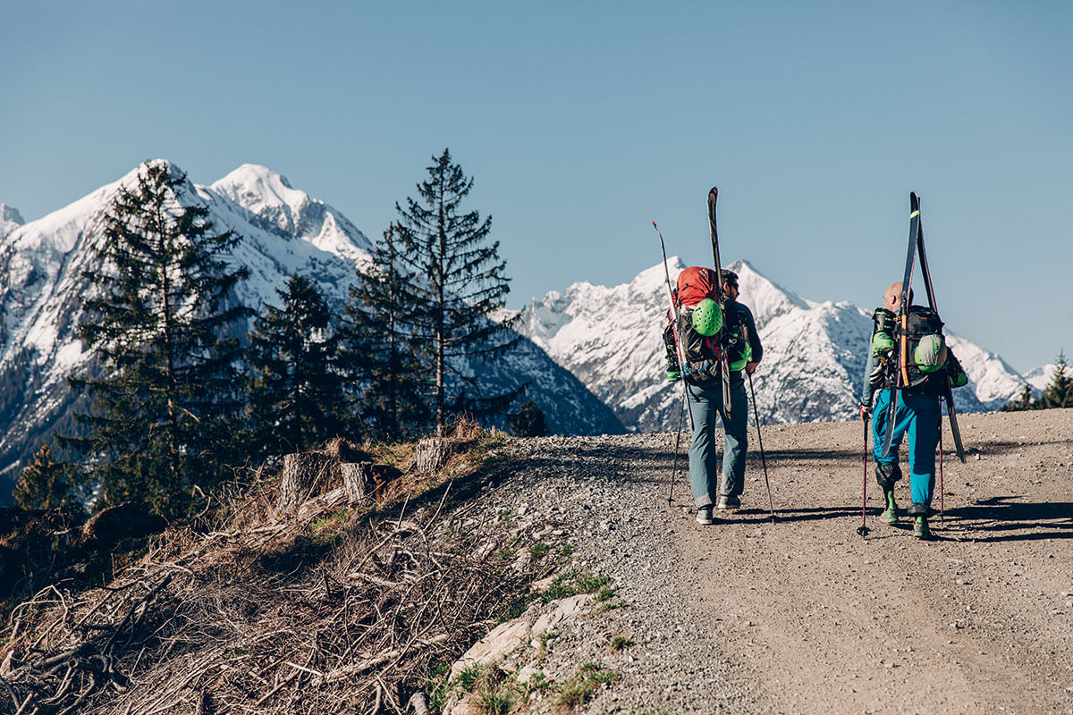 Zunächst geht es auf der Forststraße bergauf. Im Hintergrund leuchten die Lechtaler Alpen. Allgäu / Hermann von Barth-Hütte / Skitour.