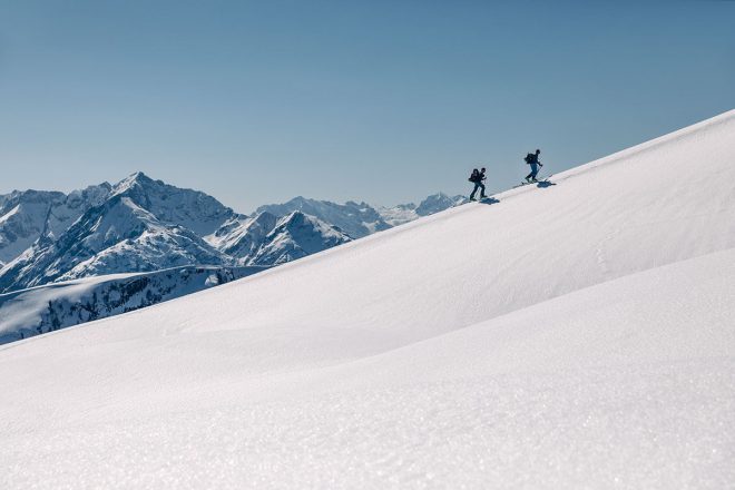 Allgäu / Hermann von Barth-Hütte / Skitour. Kein Lift, keine Piste – nur der Berg und man selbst. Skitourengeher erfahren die Schönheit der winterlichen Alpen ganz unmittelbar