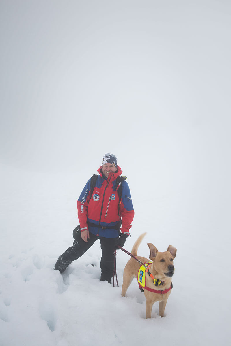 Richtiger Riecher: Gernot Kammerer hat seinen Hund Xaver vier Jahre bei der Ausbildung zum Suchhund begleitet