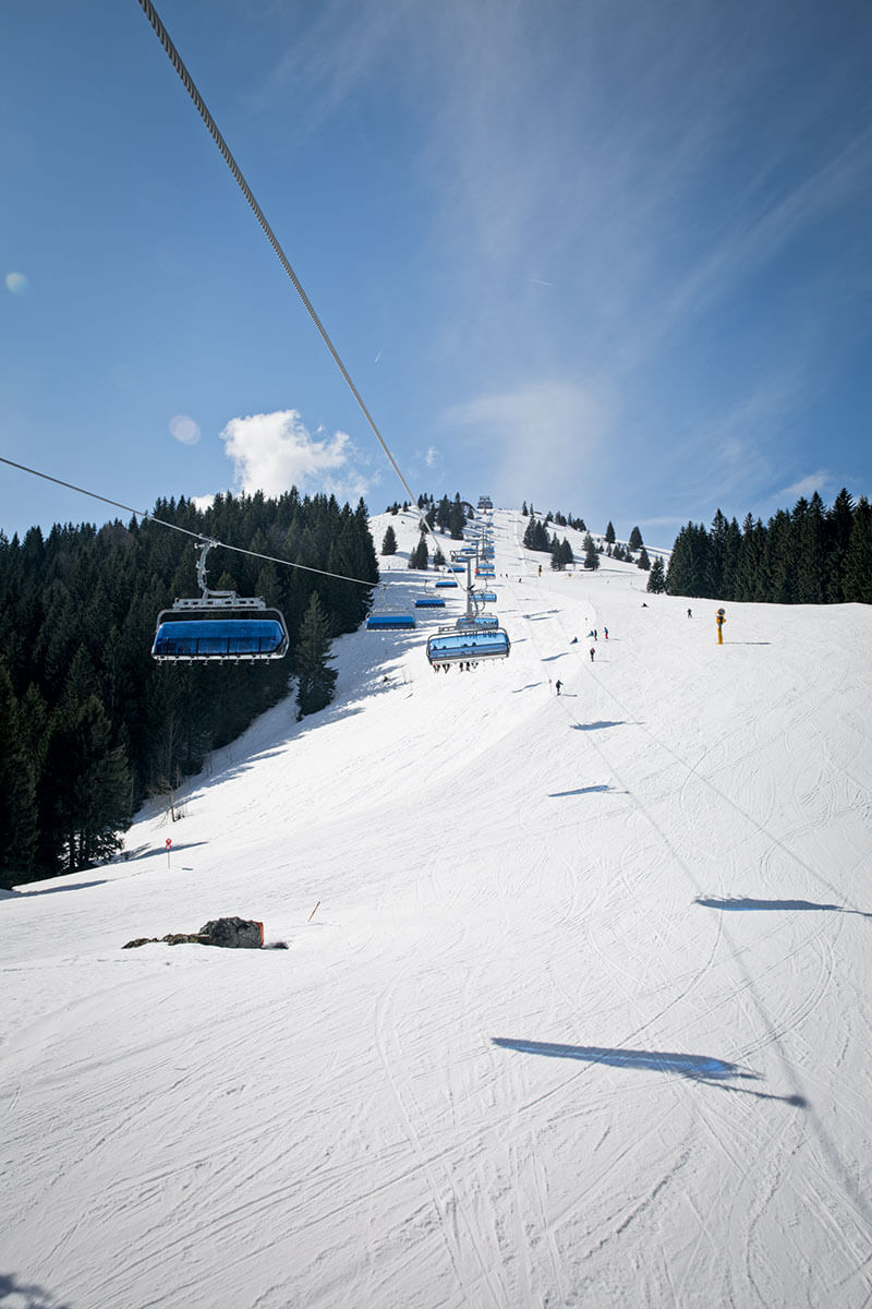 Arbeiten auf der Piste: Bei Sonnenschein fahren die Retter der Bergwacht Hausham selbst Ski – bis ein Notruf eingeht