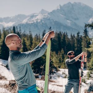 Und endlich heißt es: Felle aufziehen. Allgäu / Hermann von Barth-Hütte / Skitour.