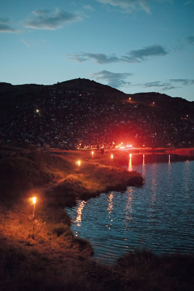 Die Bergkulisse, das Feuer, die Menschen vor uns auf dem Berghang: Das sind magische Momente