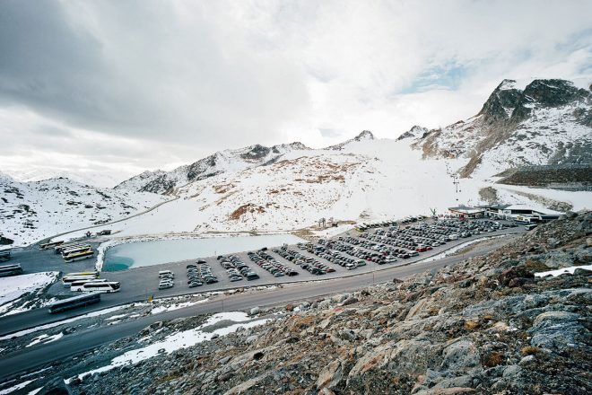 Die Alpen sind eine der am stärksten touristisch erschlossenen Regionen der Welt. Großparkplatz am Tiefenbachferner, 2740 m, oberhalb von Sölden im Ötztal