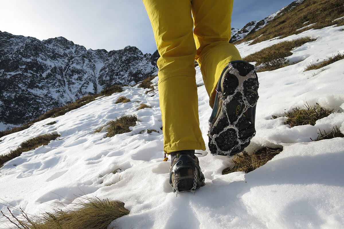 Beim Wandern in höheren Lagen ist auch beim Überqueren von Altschnee-Feldern besondere Vorsicht geboten