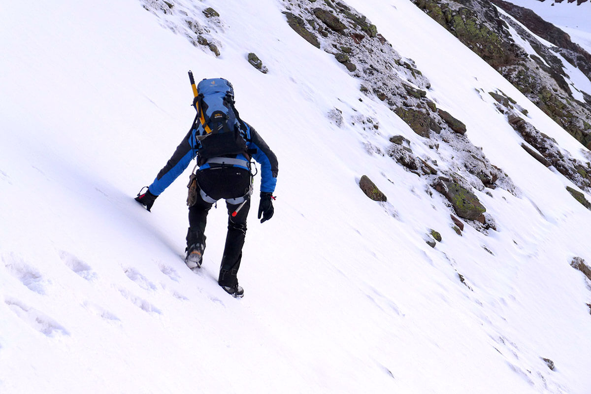 Ein Abrutschen auf der hartgefrorenen Schneedecke an steilen Berghängen kann schwerwiegende Folgen für Wanderer haben