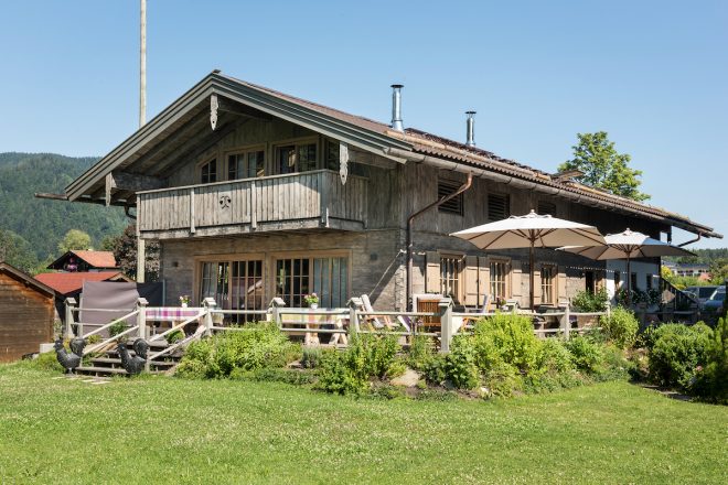 Das Relais Chalet Wilhelmy am Tegernsee ist ein bezaubernder Ort für Sommerfrische.