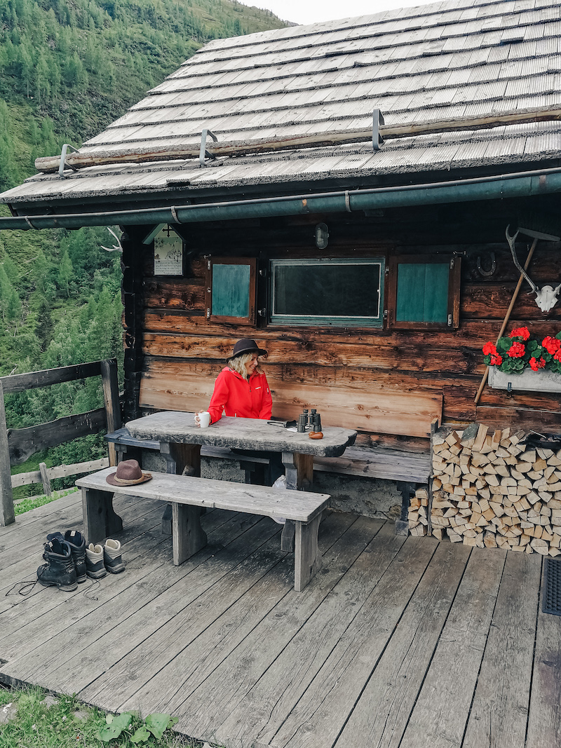 Die Chalets vom Landgut Moserhof sorgen für das Hygge-Gefühl, um mit der Familie den Tag gemütlich ausklingen zu lassen.