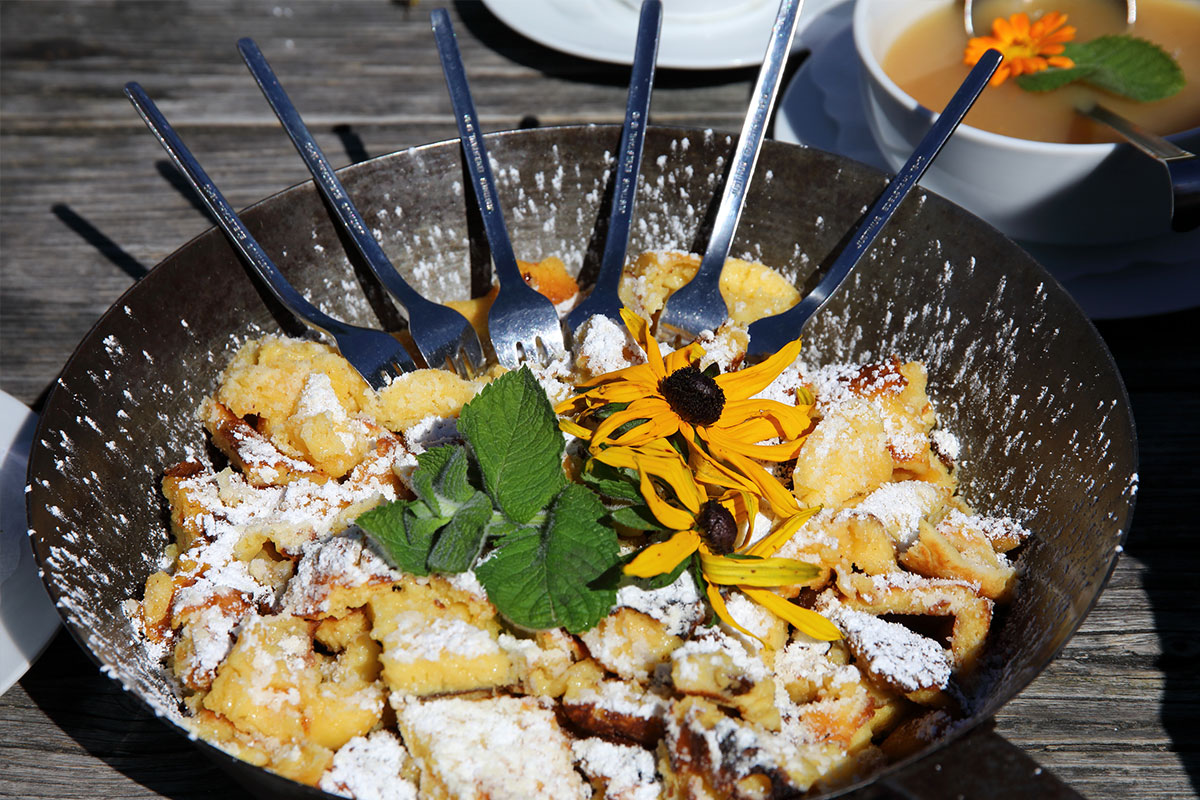 Den besten Kaiserschmarrn gibt es bekanntlich im Urlaub auf der Hütte.