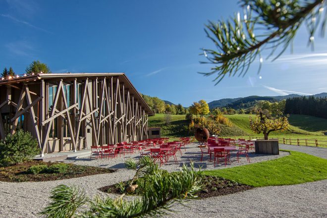 Wo schlafen zur Kunstsache wird: erstes Boutique-Hotel im Naturpark Ammergauer Alpen. Zum neuen Hotel „Lartor“ gehören ein Restaurant, eine Kunsthalle mit Skulpturengarten sowie ein Innovationszentrum