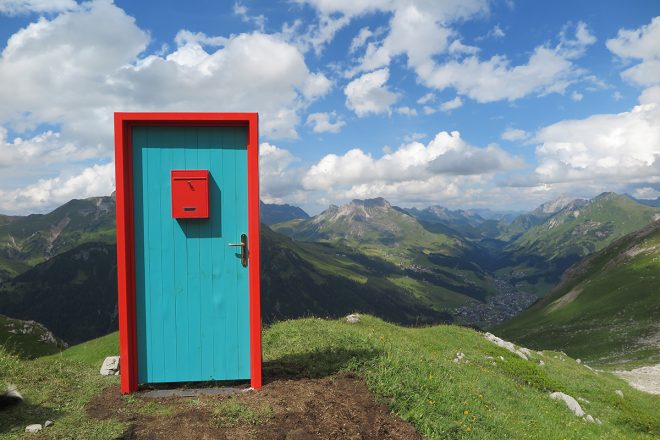 Das Kunstprojekt „TÜRE“ entlang des „Grünen Rings“ in Lech Zürs